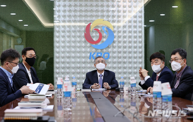 [서울=뉴시스] 최동준 기자 = 최원현 KBO 상벌위원장을 비롯한 참석자들이 25일 서울 강남구 야구회관에서 강정호 징계여부 결정 상벌위원회 시작을 기다리고 있다 . 2020.05.25. photo@newsis.com