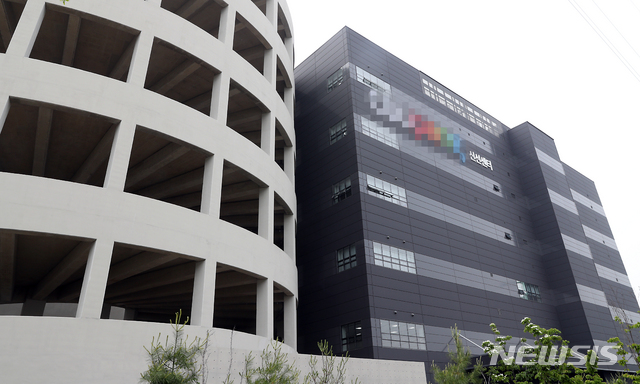 [부천=뉴시스] 이종철 기자 = 경기부천지역에 신종 코로나바이러스 감염증(코로나19)이 확산하는 가운데 25일 오후 한 확진자가 근무한 것으로 파악된 경기도부천시 한 물류센터에 적막감이 흐르고 있다. 2020.05.25.&nbsp; jc4321@newsis.com