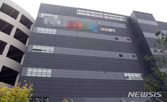[부천=뉴시스] 이종철 기자 = 경기 부천지역에 신종 코로나바이러스 감염증(코로나19)이 확산하는 가운데 25일 오후 한 확진자가 근무한 것으로 파악된 경기도 부천시 한 물류센터에 적막감이 흐르고 있다. 2020.05.25.&nbsp; jc4321@newsis.com 