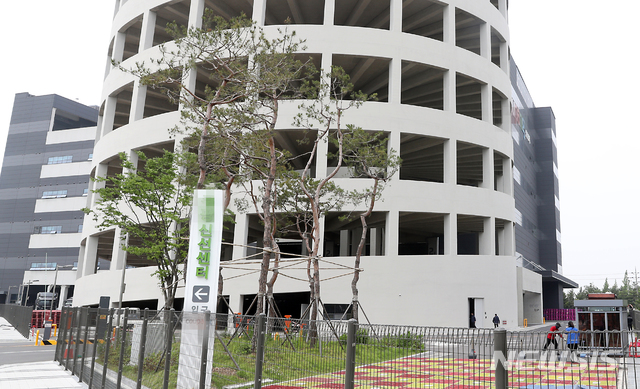 [부천=뉴시스] 이종철 기자 = 신종 코로나바이러스 감염증(코로나19)이 확산하는 가운데 25일 오후 한 확진자가 근무한 것으로 파악된 경기도 부천시 한 물류센터에 적막감이 흐르고 있다. 2020.05.25.&nbsp; jc4321@newsis.com 