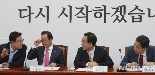 [서울=뉴시스]김명원 기자 = 주호영 미래통합당 원내대표가 25일 서울 여의도 국회 미래통합당 회의실에서 열리는 위안부 할머니 피해 진상규명 TF 1차 회의에 참석해 이종배(왼쪽 두번째) 정책위의장, 곽상도(오른쪽) 진상규명 TF 위원장, 김성원(왼쪽) 원내수석부대표와 이야기를 하고 있다. 2020.05.25. kmx1105@newsis.com