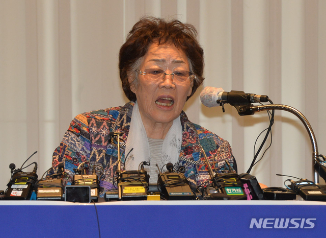 [대구=뉴시스]이무열 기자 = 일본군 위안부 피해자인 여성인권운동가 이용수 할머니가 25일 오후 대구 수성구 인터불고호텔에서 기자회견을 하고 있다. 2020.05.25. photo@newsis.com