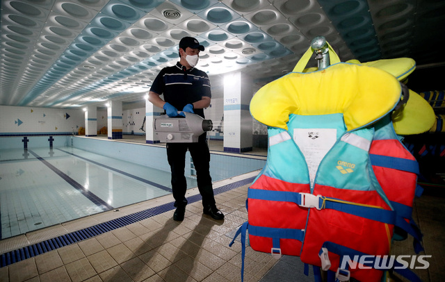 [서울=뉴시스]김병문 기자 = 지난달 25일 서울 종로구 청운스포렉스 수영장에서 방역 관계자들이 신종 코로나바이러스 감염증(코로나19) 예방을 위한 방역 작업을 하고 있다. 2020.05.25. dadazon@newsis.com