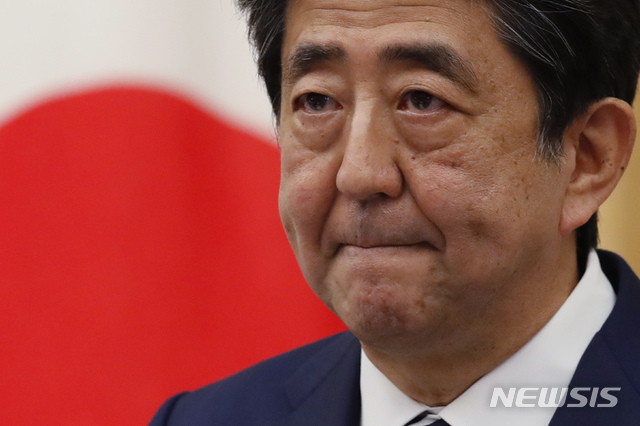 [도쿄=AP/뉴시스]아베 신조 일본 총리가 지난 5월 25일 기자회견을 가지고 긴급사태 선언 해제에 대해 설명하고 있다. 2020.05.26.