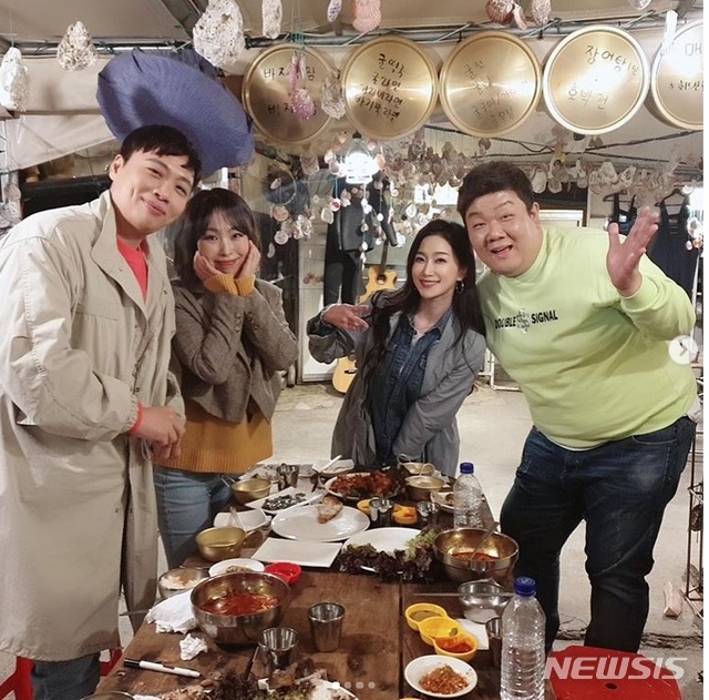 [서울=뉴시스] MBC 에브리원 '주문 바다요'에 출연한 이상준(왼쪽부터), 오나미, 김하영, 유민상. (사진 = 김하영 인스타그램) 2020.05.26. photo@newsis.com 