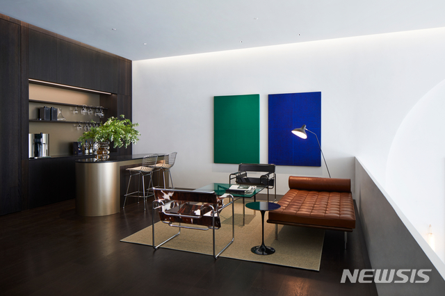 [서울=뉴시스] 아크로 갤러리 컬렉터의 집. 세컨드 리빙룸과 바.(사진 = 업체제공)