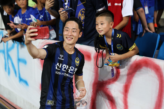 [서울=뉴시스]팬과 호흡하는 인천 김호남.(사진-한국프로축구연맹 제공)