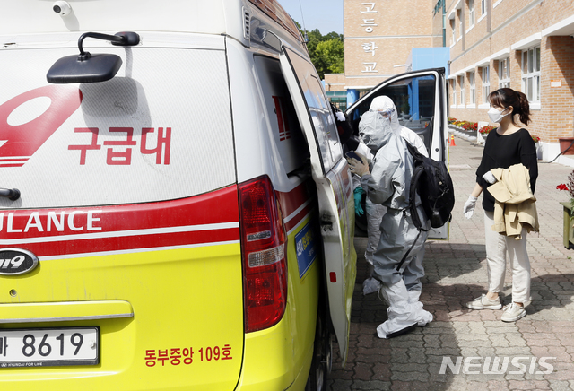 [청주=뉴시스] 지난 5월20일 올해 첫 등교에 나선 충북 청주 한 고등학교 고3 학생 2명이 고열로 119구급대를 이용해 보건소로 이동하고 있다. (사진= 뉴시스 DB) photo@newsis.com