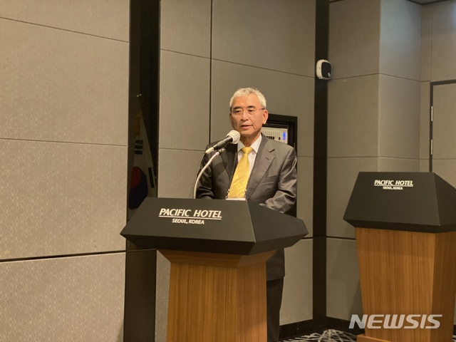 [서울=뉴시스] 이기상 기자 = 이영훈 이승만학당 교장이 26일 오후 서울 중구 명동에 있는 퍼시픽호텔에서 열린 '정대협의 위안부 운동, 그 실체를 밝힌다'는 주제의 심포지움 행사에서 인사말을 하고 있다. 2020.05.26. wakeup@newsis.com