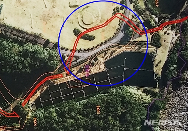 서귀포시 토평동에 위치한 칼호텔 일부 부지 모습. 빨간선은 국유재산에 해당하는 공공도로다. 실제 도로 형태를 띄고 있지는 않다. 사진 파란원 부분에 호텔 부지 안쪽으로 국유지 일부가 포함된 것을 확인할 수 있다. (사진=서귀포시 제공)