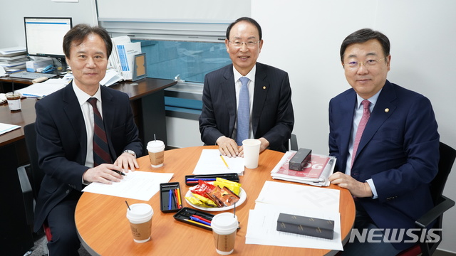 [서울=뉴시스]박진 국회미래연구원장(왼쪽)이 13일 국회의원회관에서 최운열(가운데) 더불어민주당 의원, 김종석 미래통합당 의원과 함께 좌담회를 하고 있다.(사진=국회미래연구원 제공)