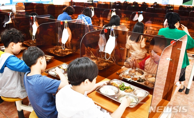 [음성=뉴시스]강신욱 기자 = 충북 음성 대소초등학교는 26일 순차적인 등교 수업에 대비해 급식 모의훈련을 했다. (사진=대소초등학교 제공) 2020.05.26. photo@newsis.com