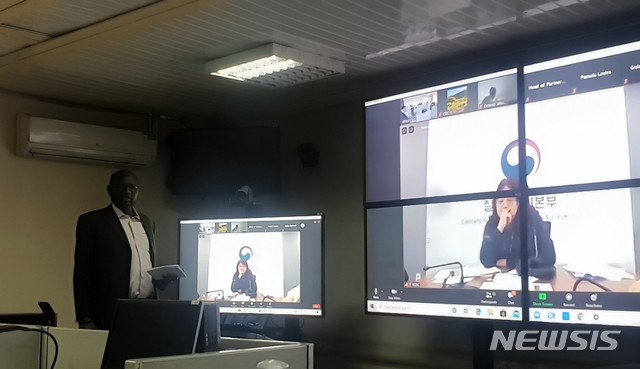 [서울=뉴시스] 외교부와 질병관리본부는 아프리카 질병통제예방센터(Africa CDC)와 '코로나19 대응을 위한 화상회의'를 5월26일(한국 시각) 개최했다. (사진/외교부 제공) photo@newsis.com