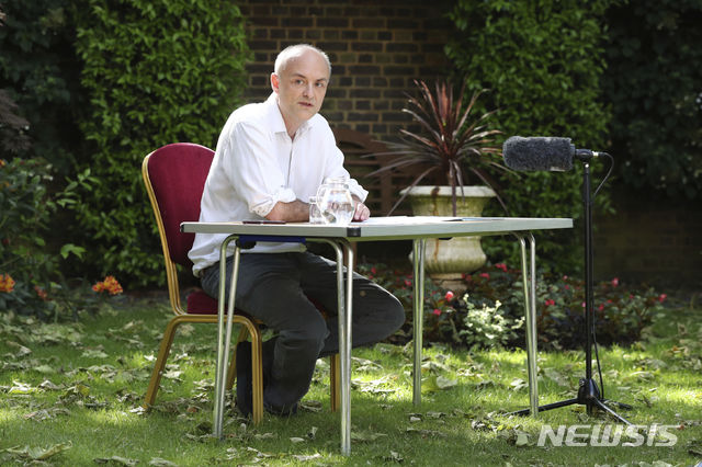 [런던=AP/뉴시스]보리스 존슨 영국 총리의 수석 보좌관인 도미닉 커밍스가 25일(현지시간) 총리 관저에서 신종 코로나바이러스 감염증(코로나19) 봉쇄 위반 의혹에 대해 기자회견을 하고 있다. 커밍스 보좌관은 "내 행동에 대해 후회하지 않는다"며 "사퇴하는 일은 없을 것"이라고 사퇴 요구를 일축했다. 2020.05.26.