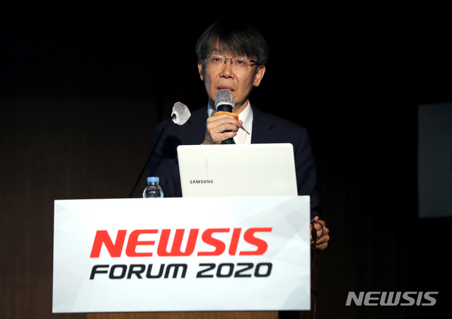 [서울=뉴시스] 이윤청 기자 = 최훈 금융위원회 상임위원이 26일 서울 중구 은행회관 국제회의실에서 열린 2020 뉴시스 금융 포럼 '포스트 코로나, 금융정책 방향은'에서 특별강연을 하고 있다. 2020.05.26.&nbsp; radiohead@newsis.com