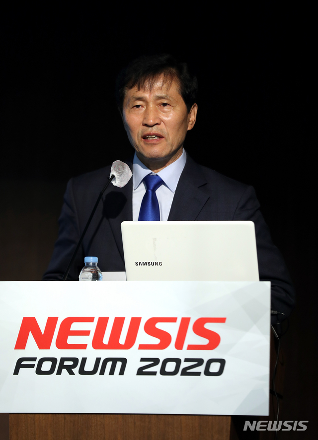 [서울=뉴시스] 이윤청 기자 = 이학영 국회 정무위원회 위원이 26일 서울 중구 은행회관 국제회의실에서 열린 2020 뉴시스 금융 포럼 '포스트 코로나, 금융정책 방향은'에서 축사하고 있다. 2020.05.26. radiohead@newsis.com