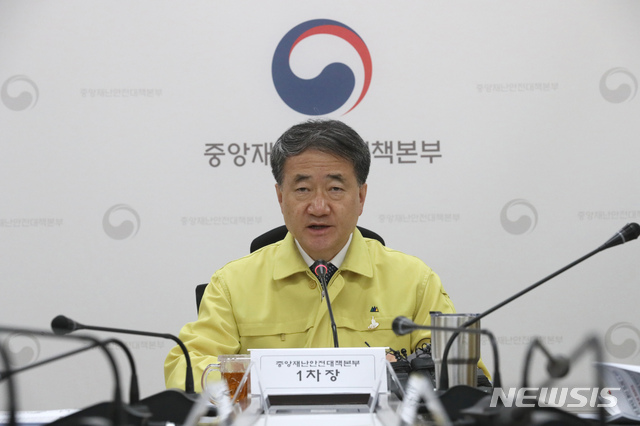 [세종=뉴시스]강종민 기자 = 박능후 중앙재난안전대책본부 1차장(보건복지부 장관)이 26일 오전 정부세종청사에서 열린 신종 코로나바이러스 감염증(코로나19) 대응 중대본 회의에서 모두발언을 하고 있다. 2020.05.26. ppkjm@newsis.com