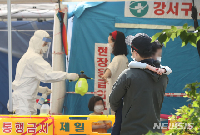 [서울=뉴시스] 박미소 기자 = 어린이들과 부모가 26일 오전 서울 강서보건소 선별진료소에서 신종 코로나바이러스 감염증(코로나19) 검사를 마친 후 선별 진료소를 나서고 있다. 지난 25일 강서구 마곡동 미술학원 강사와 관련 유치원생 1명이 신종 코로나바이러스 감염증(코로나19) 확진 판정을 받았다.2020.05.26.&nbsp; misocamera@newsis.com