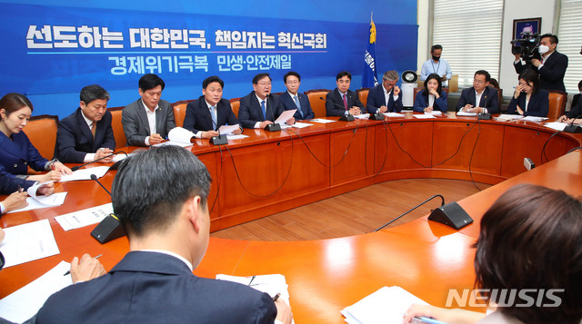 [서울=뉴시스] 장세영 기자 = 김태년 더불어민주당 원내대표가 26일 서울 여의도 국회에서 열린 더불어민주당 원내대책회의에 참석해 현안관련 발언을 하고 있다. 2020.05.26. photothink@newsis.com