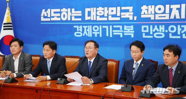 [서울=뉴시스] 장세영 기자 = 김태년 더불어민주당 원내대표가 26일 서울 여의도 국회에서 열린 더불어민주당 원내대책회의에 참석해 현안관련 발언을 하고 있다. 2020.05.26.&nbsp; photothink@newsis.com