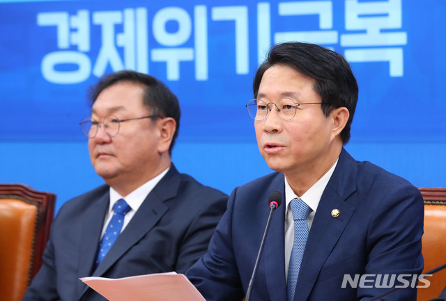 [서울=뉴시스] 장세영 기자 = 조정식 더불어민주당 정책위의장이 26일 서울 여의도 국회에서 열린 더불어민주당 원내대책회의에 참석해 현안관련 발언을 하고 있다. 2020.05.26. photothink@newsis.com