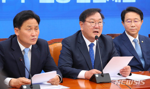 [서울=뉴시스] 장세영 기자 = 김태년 더불어민주당 원내대표가 26일 서울 여의도 국회에서 열린 더불어민주당 원내대책회의에 참석해 현안관련 발언을 하고 있다. 2020.05.26. photothink@newsis.com