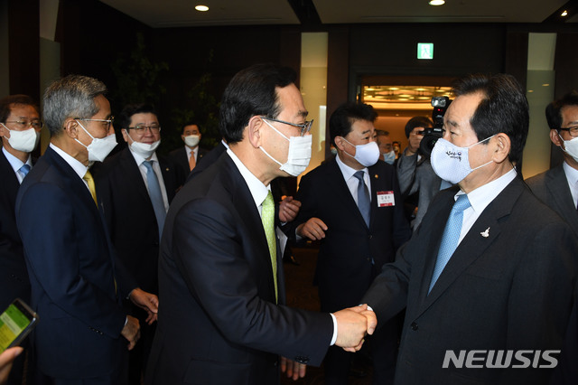 [서울=뉴시스] 국회사진기자단 = ‘2020 한국포럼’ 이 지난 5월26일 신라호텔에서 열린 가운데 참석한 정세균 국무총리가 주호영 미래통합당 원내대표와 대화를 나누고 있다. 2020.05.26 photo@newsis.com