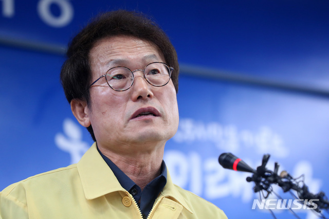 [서울=뉴시스]전신 기자 = 조희연 서울시교육감이 26일 서울 종로구 서울시교육청에서 등교 수업 운영 방안 후속대책을 발표하고 있다. 2020.05.26. photo1006@newsis.com