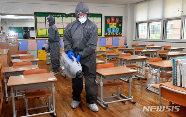 [광주=뉴시스] 신대희 기자 = 초등학교 1·2학년 등교를 하루 앞둔 26일 광주 북구 용봉동 태봉초등학교에서 방역단이 신종 코로나바이러스 감염증(코로나19) 예방을 위한 소독 작업을 하고 있다. 2020.05.26.sdhdream@newsis.com