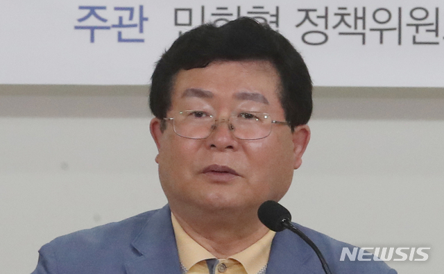 [서울=뉴시스]김명원 기자 = 설훈 더불어민주당 의원이 26일 서울 여의도 국회 의원회관에서 열린 민화협(민족화해협력범국민협의회) 통일정책포럼, '한반도 평화와 남북경협을 위한 제안'에 참석해 인사말을 하고 있다. 2020.05.26.&nbsp; kmx1105@newsis.com