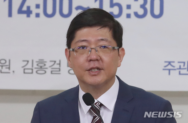 [서울=뉴시스]김명원 기자 = 김홍걸 더불어민주당 당선인이 26일 서울 여의도 국회 의원회관에서 열린 민화협(민족화해협력범국민협의회) 통일정책포럼, '한반도 평화와 남북경협을 위한 제안'에 참석해 인사말을 하고 있다. 2020.05.26. kmx1105@newsis.com