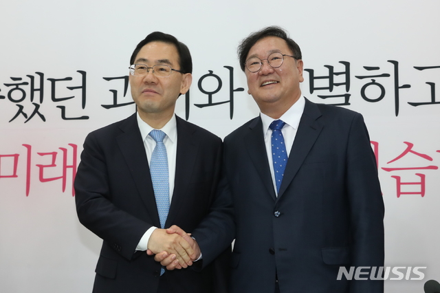 [서울=뉴시스] 고승민 기자 = 김태년 더불어민주당 원내대표와 주호영 미래통합당 원내대표가 26일 서울 여의도 국회에서 회동하고 있다. 2020.05.26. kkssmm99@newsis.com 