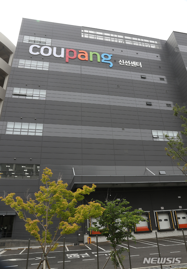 [부천=뉴시스] 이종철 기자 = 신종 코로나바이러스 감염증(코로나19)이 부천과 인천에 확산하는 가운데 25일 오후 경기도 부천시 쿠팡 물류센터에 적막감이 흐르고 있다. 이 센터 운영사는 근무자들 중 확진자가 발생하자 센터를 폐쇄했다. 2020.05.26.&nbsp; jc4321@newsis.com 