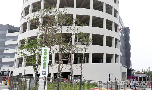 [부천=뉴시스] 이종철 기자 = 신종 코로나바이러스 감염증(코로나19)이 부천과 인천에 확산하는 가운데 25일 오후 경기도 부천시 쿠팡 물류센터에 적막감이 흐르고 있다. 이 센터 운영사는 근무자들 중 확진자가 발생하자 센터를 폐쇄했다. 2020.05.26.&nbsp; jc4321@newsis.com 