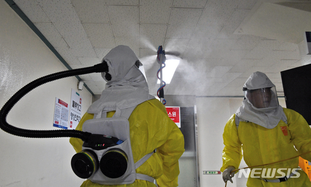 [대구=뉴시스] 이무열 기자 = 26일 오전 신종 코로나바이러스 감염증(코로나19) 지역거점병원인 대구 중구 계명대학교 대구동산병원에서 방호복을 착용한 방역업체 관계자들이 코로나19 확진자들이 치료받던 입원실 방역 작업을 하고 있다. 대구동산병원은 코로나19 격리병동으로 사용된 외래진료동과 입원병동을 다음 달 6월 15일부터 정상 진료를 재개한다고 밝혔다. 2020.05.26.lmy@newsis.com
