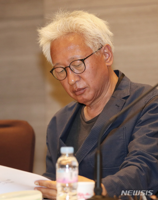 [서울=뉴시스] 고범준 기자 = 류석춘 연세대 사회학과 교수가 26일 오후 서울 중구 퍼시픽호텔에서 이승만학당, 반일동상 공대위 주최로 열린 '정대협의 위안부 운동, 그 실체를 밝힌다' 심포지엄에서 자료를 살펴보고 있다. 2020.05.26. bjko@newsis.com