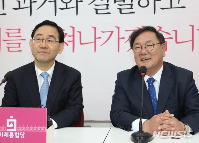 [서울=뉴시스] 고승민 기자 = 김태년 더불어민주당 원내대표와 주호영 미래통합당 원내대표가 26일 서울 여의도 국회에서 회동하고 있다. 2020.05.26. kkssmm99@newsis.com