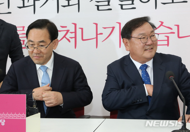 [서울=뉴시스] 고승민 기자 = 김태년 더불어민주당 원내대표와 주호영 미래통합당 원내대표가 26일 서울 여의도 국회에서 회동, 기념촬영 후 착석하고 있다. 2020.05.26. kkssmm99@newsis.com