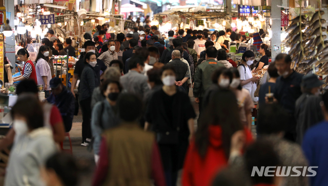 [서울=뉴시스] 서울 종로구 광장시장 일대가 시민들로 붐비고 있다. (사진=뉴시스 DB). photo@newsis.com