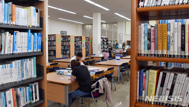[부산=뉴시스] 하경민 기자 = 부산시교육청은 신종 코로나바이러스 감염증(코로나19) 사태로 잠시 운영을 중단한 14개 공공도서관의 전체 자료실과 열람실을 26일부터 개방했다. 2020.05.26. yulnetphoto@newsis.com