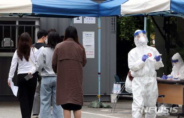 [부천=뉴시스] 이종철 기자 = 인천지역에 부천 물류센터발 신종 코로나바이러스 감염증(코로나19) 확진자가 추가 발생한 26일 오후 인천시 부평구보건소에 검사를 받으러 온 시민들로 붐비고 있다. 2020.05.26.&nbsp; jc4321@newsis.com