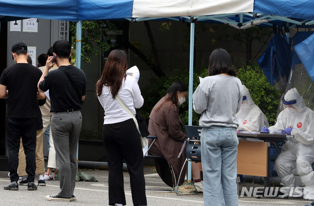 [부천=뉴시스] 이종철 기자 = 인천지역에 부천 물류센터발 신종 코로나바이러스 감염증(코로나19) 확진자가 추가 발생한 26일 오후 인천시 부평구보건소에 검사를 받으러 온 시민들로 붐비고 있다. 2020.05.26. jc4321@newsis.com