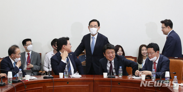 [서울=뉴시스] 김진아 기자 = 주호영 미래통합당(현 국민의힘) 원내대표가 26일 서울 여의도 국회에서 열린 미래통합당 3선 의원 모임에 참석해 인사를 나누고 있다. 2020.05.26. bluesoda@newsis.com