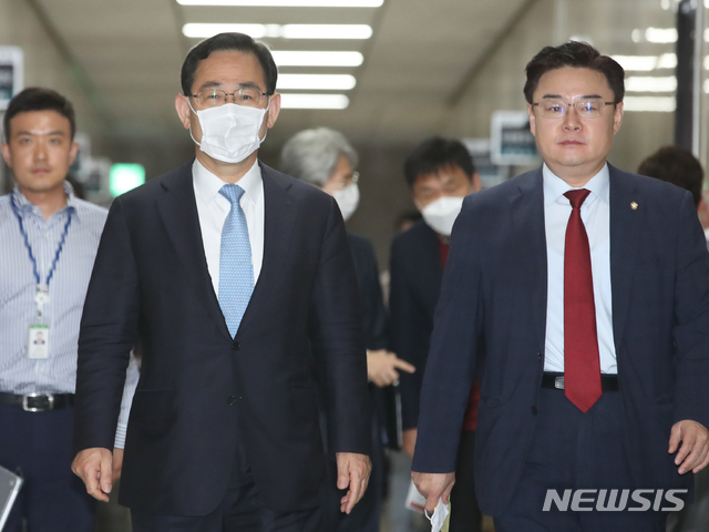 [서울=뉴시스]김명원 기자 = 주호영 미래통합당 원내대표가 26일 서울 여의도 국회 미래통합당 회의실로 김성원 원내수석부대표와 함깨 미래통합당 박덕흠·박대출·장제원 의원 등 3선의원 모임에 참석하기 위해 이동하고 있다. 2020.05.26. kmx1105@newsis.com