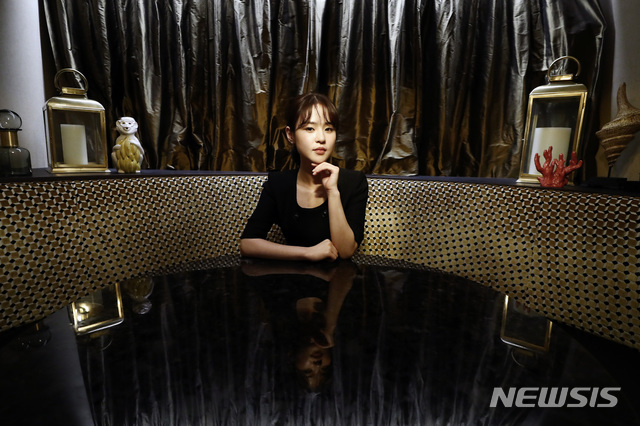 [서울=뉴시스]전신 기자 = 드라마 '부부의 세계' 민현서 역을 맡은 배우 심은우가 지난 26일 서울 신사동 한 카페에서 인터뷰를 하고 있다. 2020.05.27.&nbsp; photo1006@newsis.com