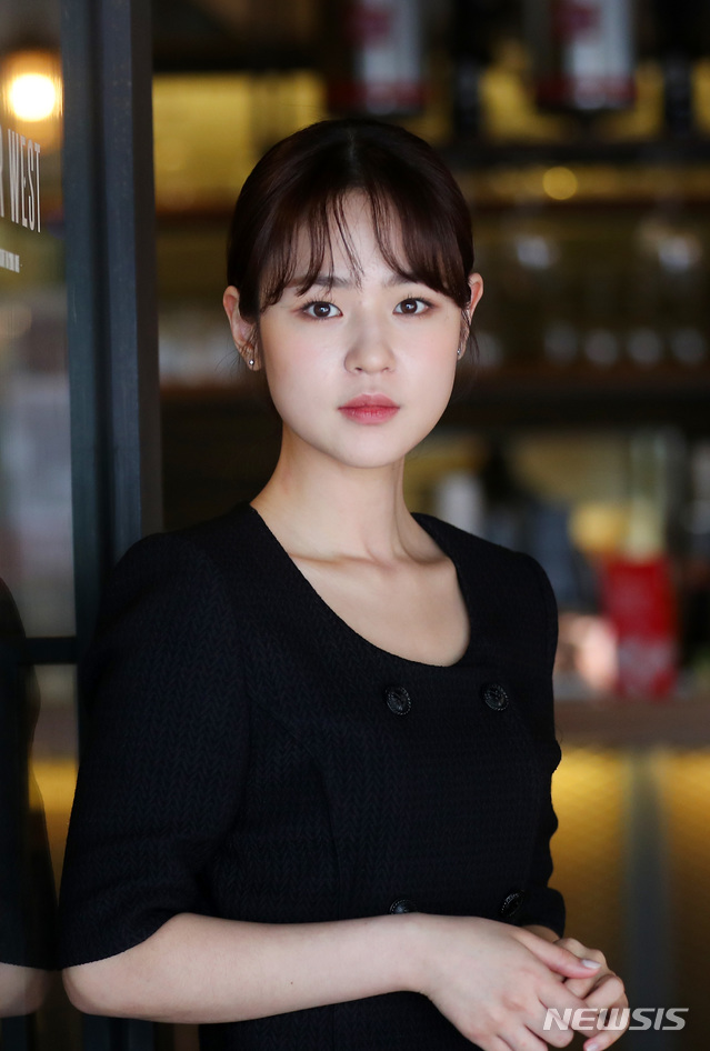 [서울=뉴시스]전신 기자 = 드라마 '부부의 세계' 민현서 역을 맡은 배우 심은우가 지난 26일 서울 신사동 한 카페에서 인터뷰를 하고 있다. 2020.05.27.&nbsp; photo1006@newsis.com