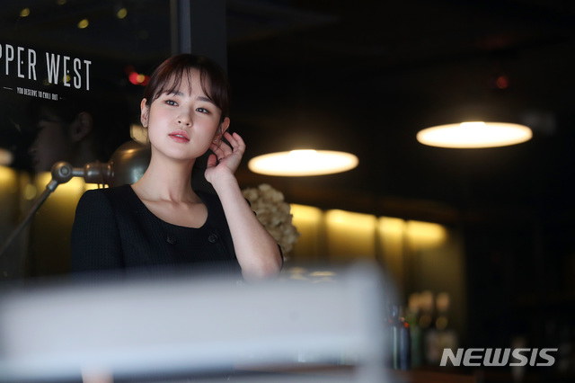 [서울=뉴시스]전신 기자 = 드라마 '부부의 세계' 민현서 역을 맡은 배우 심은우가 지난 26일 서울 신사동 한 카페에서 인터뷰를 하고 있다. 2020.05.27.&nbsp; photo1006@newsis.com