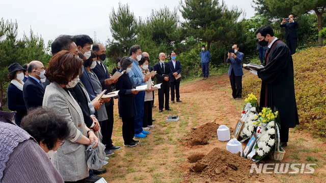 [영광=뉴시스] 신대희 기자 = 더불어민주당 이낙연 코로나19국난극복위원장이 26일 자신의 고향인 전남 영광군 법성면에서 부모 묘소를 가족 부지로 이장하고 있다. 이 위원장은 고향인 법성면에 있는 동생 소유의 밭에 1991년 부친 묘를 만들었고 2018년 별세한 모친도 이곳에 안장했으나 관청에 신고 없이 묘를 조성해 농지법 위반 논란을 낳은 바 있다. 이 전 총리는 즉각 사과한 뒤 조속한 이장을 약속했고, 이날 이장했다. (사진 = 독자 제공) 2020.05.26. photo@newsis.com