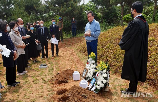 [영광=뉴시스] 신대희 기자 = 더불어민주당 이낙연 코로나19국난극복위원장이 26일 자신의 고향인 전남 영광군 법성면에서 부모 묘소를 가족 부지로 이장하고 있다. 이 위원장은 고향인 법성면에 있는 동생 소유의 밭에 1991년 부친 묘를 만들었고 2018년 별세한 모친도 이곳에 안장했으나 관청에 신고 없이 묘를 조성해 농지법 위반 논란을 낳은 바 있다. 이 전 총리는 즉각 사과한 뒤 조속한 이장을 약속했고, 이날 이장했다. (사진 = 독자 제공) 2020.05.26. photo@newsis.com