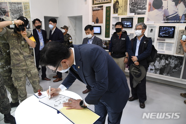 [서울=뉴시스] 조수정 기자 = 서호 통일부 차관이 26일 문화재청 비무장지대(DMZ) 유네스코 세계유산 등재 실태조사단과 함께 판문점 인근 대성동 마을을 방문, 공회당(자유의 집)에서 방명록을 작성하고 있다. 서호 차관은 방명록에 '분구필합' (分久必合.나뉜지 오래되면 반드시 합쳐지게 된다)이라고 적었다. (사진=통일부 제공) 2020.05.26. photo@newsis.com